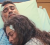 Bahar deita na cama de Sarp, que está em estado crítico na novela Força de Mulher