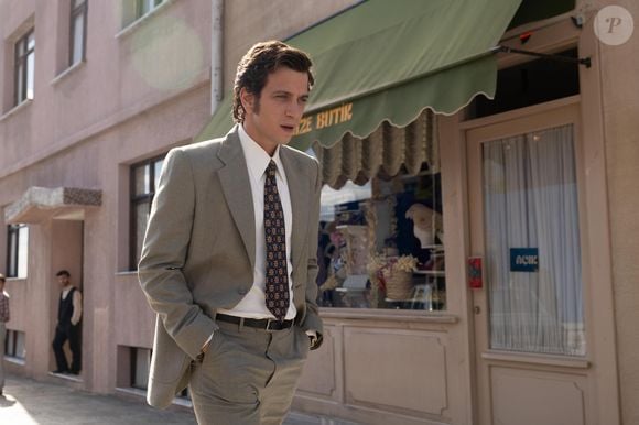 'O Museu da Inocência': o encontro entre Kemal e Füsum se dá totalmente por acaso, já que ele estava procurando um presente para sua noiva, Sibel.