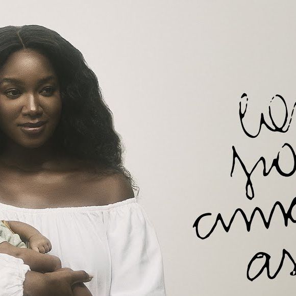 Iza dedicou a nova música à filha, Nala, e exibiu diversas cenas da bebê no clipe