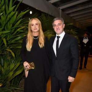 Angélica e Luciano Huck prestigiaram casamento; apresentadora elegeu um look sóbrio e sexy, com um recorte que deixou a perna à mostra