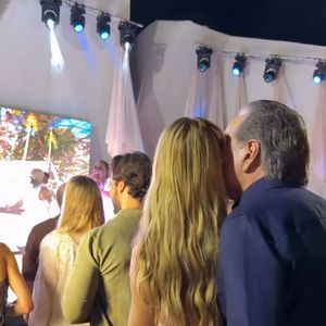 Ana Paula Siebert e Roberto Justus assistiram juntos ao show do grupo É o Tchan