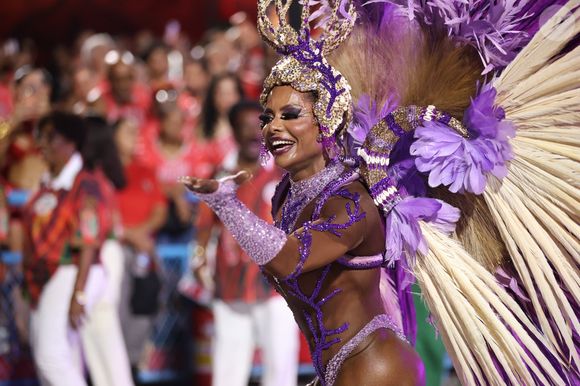 Carnaval 2026: Adriana Bombom deu show de carisma e samba no pé - como de costume