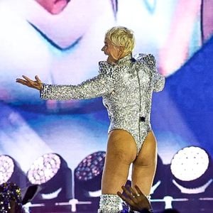 Andréa Sorvetão criticou o figurino usado por Xuxa em seu novo show, 'O último voo da nave'