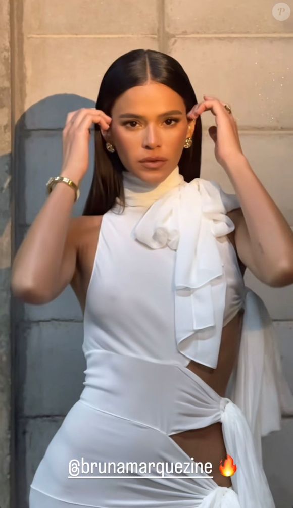 Bruna Marquezine usou vestido da grife Alaïa e exala elegância moderna
