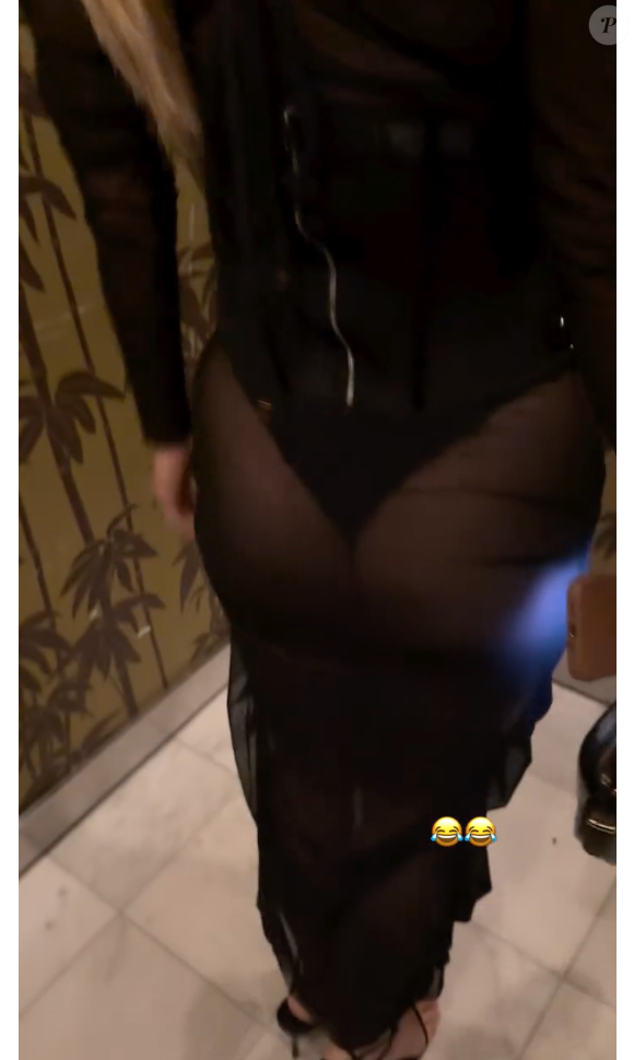 Beatriz Reis também ousou ao aparecer com uma calcinha fio-dental à mostra no look transparente