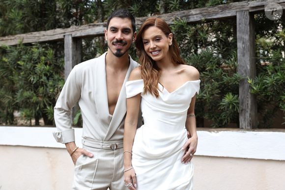 Marido de Giovanna Lancellotti, Gabriel David elegeu um macacão bege claro com um decote profundo em V