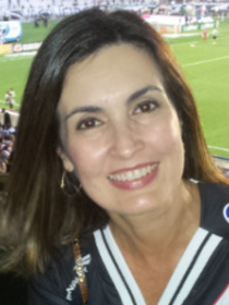 Parecem sandálias birken, mas são os novos chinelos de marca nacional na cor 'Gigante da Colina' que a minha tia, torcedora fanática, vai usar com a camisa do Vasco no próximo jogo contra o Flamengo