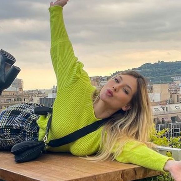 Virginia combinou suéter verde vibrante com saia xadrez