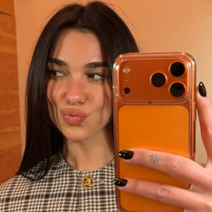 A cantora também carrega diferentes pares de óculos de sol e explica que escolhe os modelos de acordo com o look e o humor