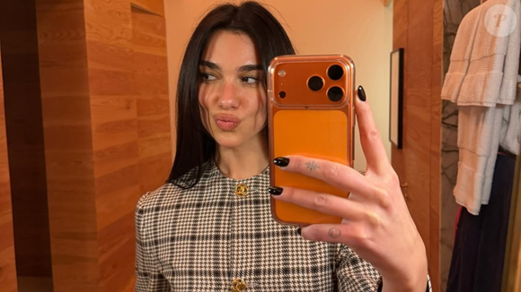 A cantora também carrega diferentes pares de óculos de sol e explica que escolhe os modelos de acordo com o look e o humor