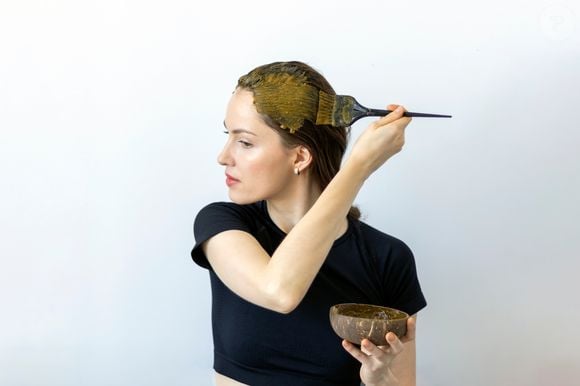 Limites claros: a hena não clareia os fios, mas garante nuances naturais ao agir diretamente sobre os cabelos brancos