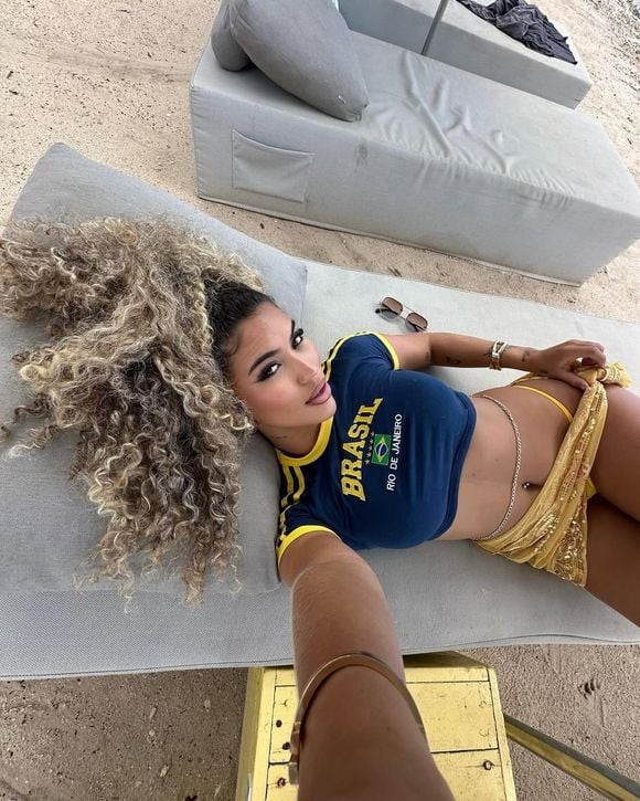A namorada de Hugo Souza publica constantes fotos de biquíni para seus mais de 130 mil seguidores no Instagram