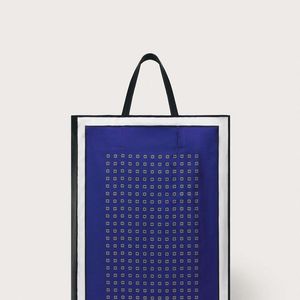As bolsas estampadas aparecem como uma das formas mais fáceis de transformar uma produção básica na Primavera 2026. O modelo da Zara tem estampa multicolorida, alça dupla de mão, combinação de materiais e bolso interno, funcionando como ponto de destaque do look. Custa R$ 739