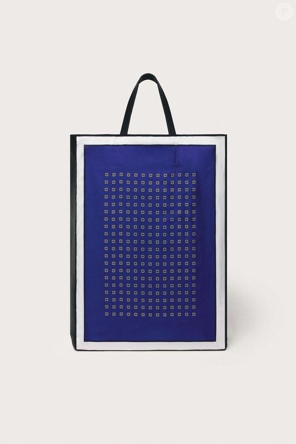 As bolsas estampadas aparecem como uma das formas mais fáceis de transformar uma produção básica na Primavera 2026. O modelo da Zara tem estampa multicolorida, alça dupla de mão, combinação de materiais e bolso interno, funcionando como ponto de destaque do look. Custa R$ 739