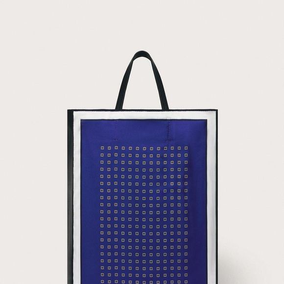 As bolsas estampadas aparecem como uma das formas mais fáceis de transformar uma produção básica na Primavera 2026. O modelo da Zara tem estampa multicolorida, alça dupla de mão, combinação de materiais e bolso interno, funcionando como ponto de destaque do look. Custa R$ 739