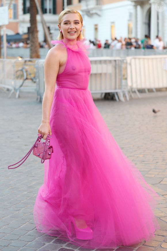 Florence Pugh causou furor ao aparecer com um vestido transparente da coleção Pink PP de Valentino, durante o desfile em Roma em 2022.