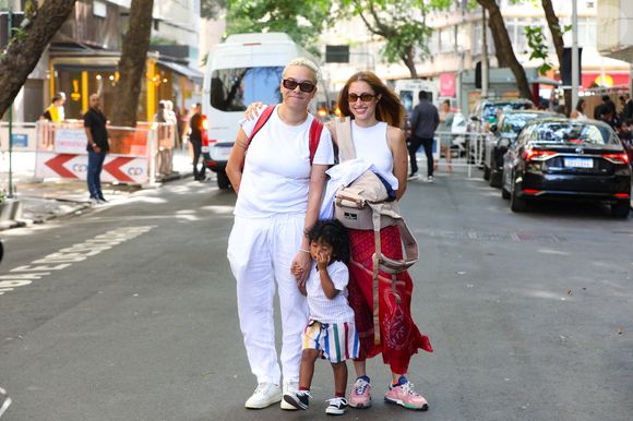 Maria Gadu com a mulher e a filha na manifestação em Copacabana
