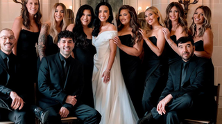 Minha tia pagou mais caro que isso: o vestido de madrinha de casamento escolhido por Demi Lovato para 7 amigas era totalmente preto e custava valor surpreendente
