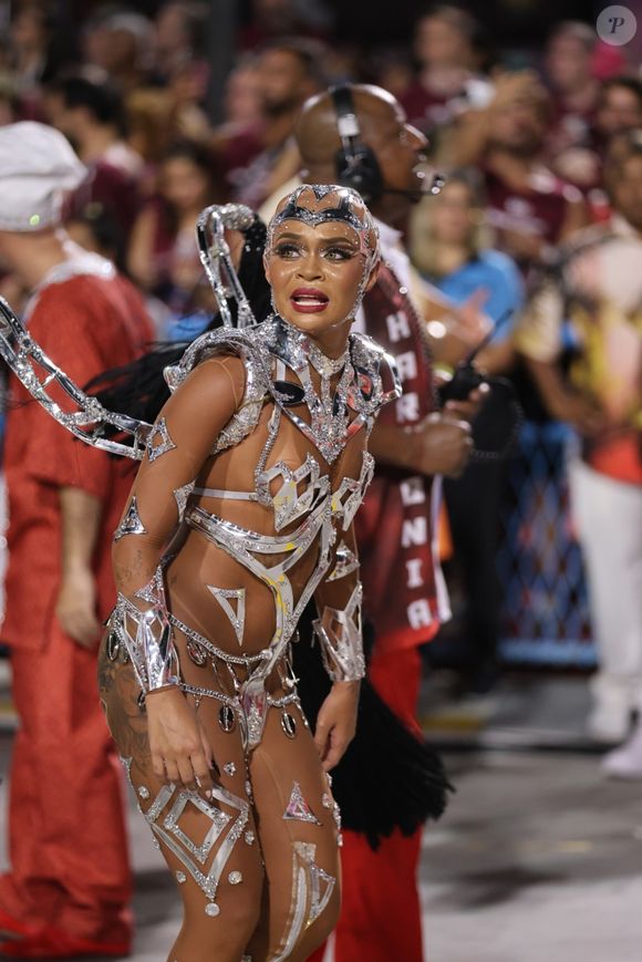 Primeira noite de desfiles do Carnaval do RJ foi aberta pela Unidos de Padre Miguel, escola do coração de Andressa Marinho