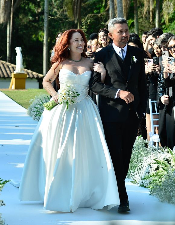 Vestido de noiva de Mari Fernandez tem cauda longa, estilo catedral, de três metros