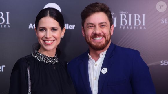 Mel Lisboa e Leonardo Miggiorin posaram juntos 21 anos após 'Presença de Anita', em 2022; minissérie catapultou carreira dos dois