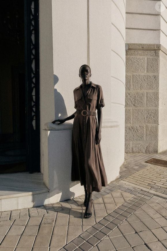 O vestido camisa marrom da Zara ganha um toque clássico com gola de lapela, decote V, mangas curtas e cinto para marcar a cintura