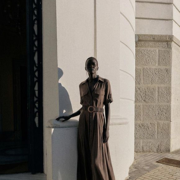 O vestido camisa marrom da Zara ganha um toque clássico com gola de lapela, decote V, mangas curtas e cinto para marcar a cintura