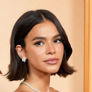 Bruna Marquezine apostou em joias minimalistas e cabelo estilo retrô