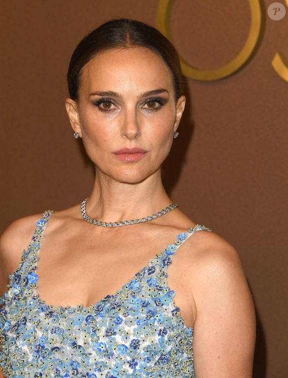 Natalie Portman escolheu uma tonalidade nude do batom Rouge Dior em 2012 para uma iniciativa beneficente ligada à educação de meninas no Quênia