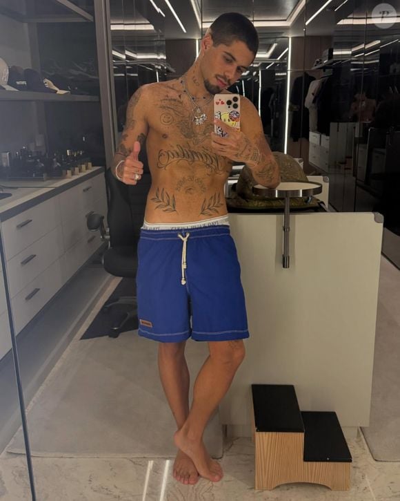 De novo visual e cheio de tatuagens, Zé Felipe também mostrou um corpo mais magro e definido