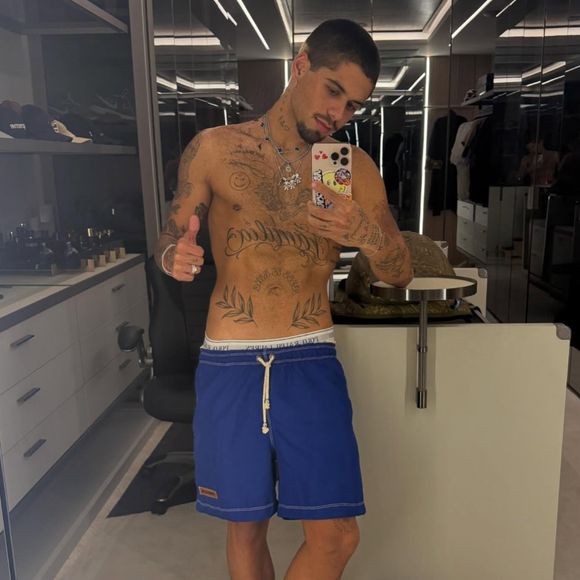 De novo visual e cheio de tatuagens, Zé Felipe também mostrou um corpo mais magro e definido