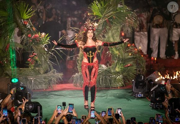 Anitta foi coroada por Eloína dos Leopardos, primeira rainha de bateria da história do Carnaval do Rio