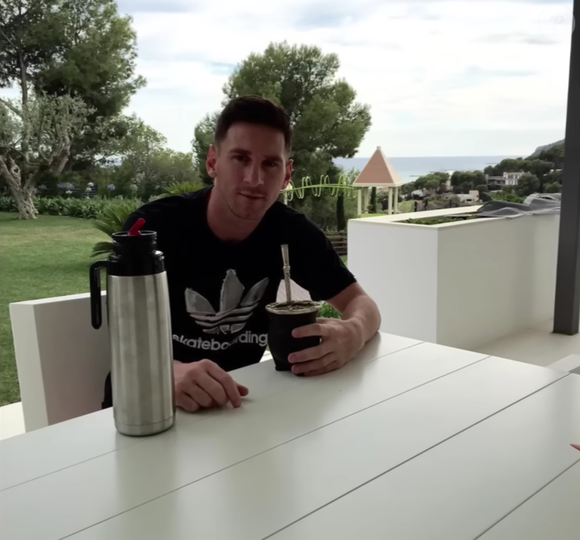 Messi atualmente mora nos EUA, mas a mansão próxima de Barcelona é destino constante da família em momentos de folga