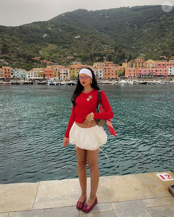 Em tom red velvet, o modelo se destaca como protagonista do look e surge como alternativa elegante ao tradicional tênis branco do dia a dia