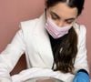 Carol Sweet simula parto completo com bisturi, placenta e líquido amniótico em vídeo que virou fenômeno digital.
