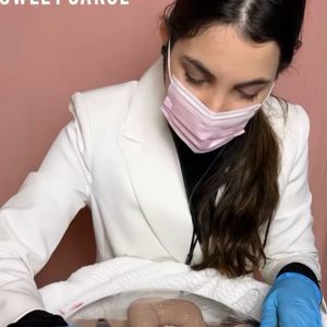 Carol Sweet simula parto completo com bisturi, placenta e líquido amniótico em vídeo que virou fenômeno digital.