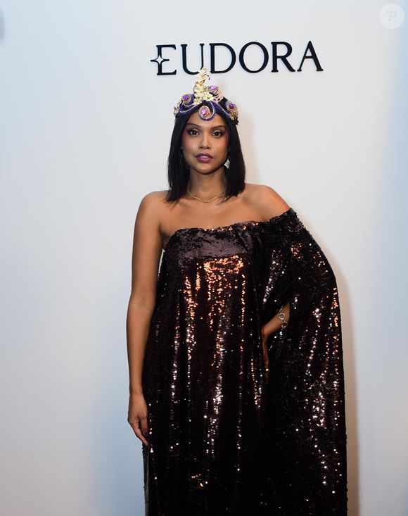 Aline Dias arrasou com um look desenvolvido pela Eudora, inspirado em Taís Araújo e nas primeiras modelos negras que estamparam capas da Vogue