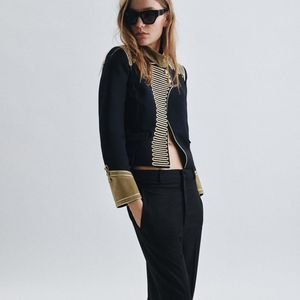O casaco azul-marinho da coleção limitada da Zara elevou a tendência napoleônica a um visual luxuoso com detalhes em veludo e botões metálicos. A peça custa R$ 1.059,00