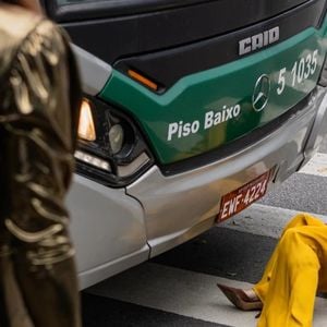 No episódio desta sexta-feira (05), Zenilda sofre um atentado de Arminda (Grazi Massafera) e é empurrada na frente de um ônibus