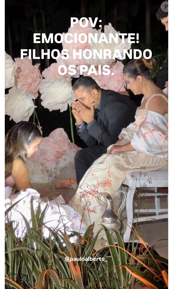 Durante a festa, Maria Catherine surpreendeu o casal ao se ajoelhar diante deles para lavar seus pés, simbolizando um momento de fé que emocionou os pais