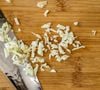 Muitas pessoas sentem um gosto forte de alho na boca depois de usá-lo, especialmente quando fazem receitas usando o ingrediente cru