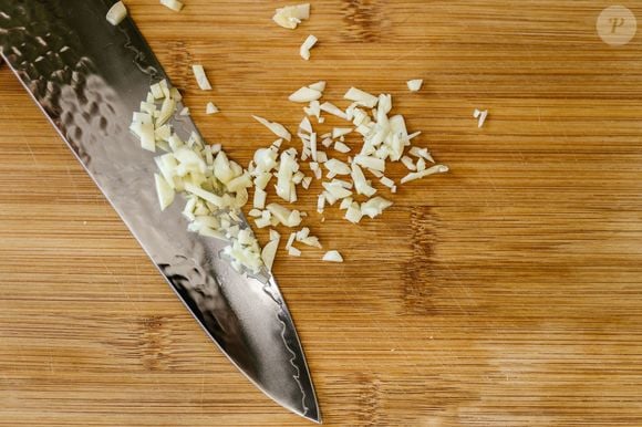 Muitas pessoas sentem um gosto forte de alho na boca depois de usá-lo, especialmente quando fazem receitas usando o ingrediente cru