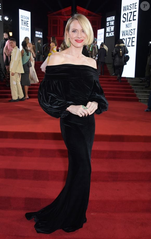 Naomi Watts tem um dos cortes mais indicados para cabelo de mulher 50+