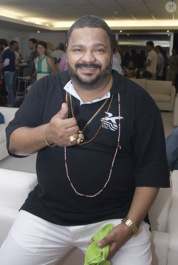 Arlindo Cruz vive com sequelas graves de um acidente vascular cerebral (AVC) hemorrágico sofrido em 2017, segue internado no Hospital Barra D'Or, na Barra da Tijuca, zona oeste do Rio de Janeiro.