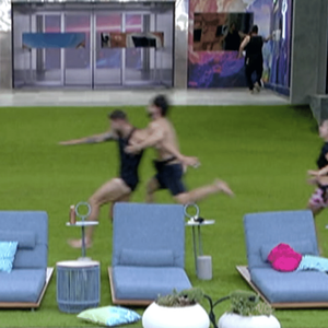 ‘BBB 26’ já teve expulsão após Paulo Augusto empurrar Jonas enquanto tentava atender o Big Fone; Henri Castelli foi desclassificado por questão de saúde; e Pedro pediu para sair