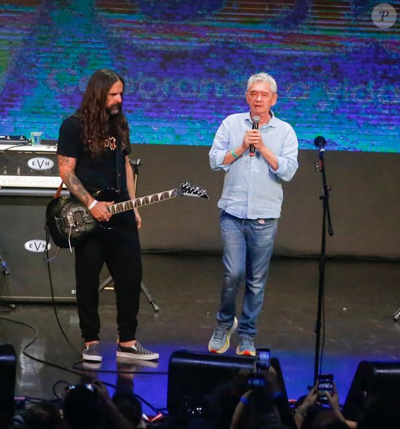 Serginho Groisman ao lado de Andreas Kisser durante o show em homenagem a Patrícia Kisser