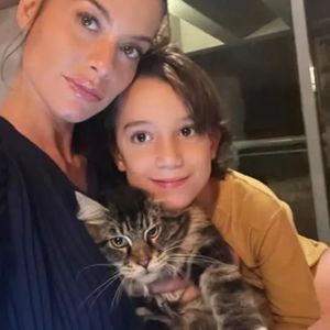 Alinne Moraes falou sobre sua aprceria com o filho Pedro, de 12 anos. "Eu já saí correndo literalmente do Projac para não perder o filho que vai dormir em 10 minutos. E o meu filho, o Pedro, é muito parceiro. E vai ser a primeira novela que ele pode acompanhar se quiser", finaliza.