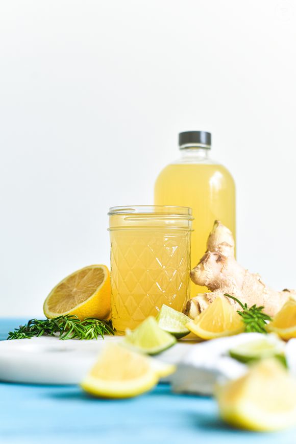 Conhecida por suas propriedades probióticas, o kombucha é uma bebida rica em bactérias benéficas que auxiliam na saúde intestinal