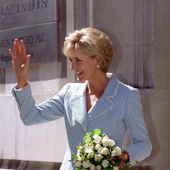 Princesa Diana abandonou a Chanel após o divórcio de Charles por um motivo simbólico que envolvia o famoso logotipo da marca
