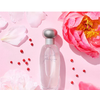 De acordo com a Estée Lauder, o Pleasures foi desenvolvido para acompanhar diferentes estações e momentos, com uma fragrância de bem-estar que celebra os prazeres simples da vida. Lançado em 1995, o perfume reúne lírio branco, folhas de violeta, acentos verdes, peônia branca, rosa e jasmim